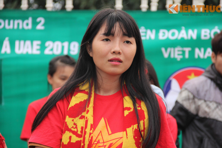 Những cô gái xinh đẹp này đến sân với tình yêu bóng đá và đặc biệt là với các cầu thủ ĐT Việt Nam.