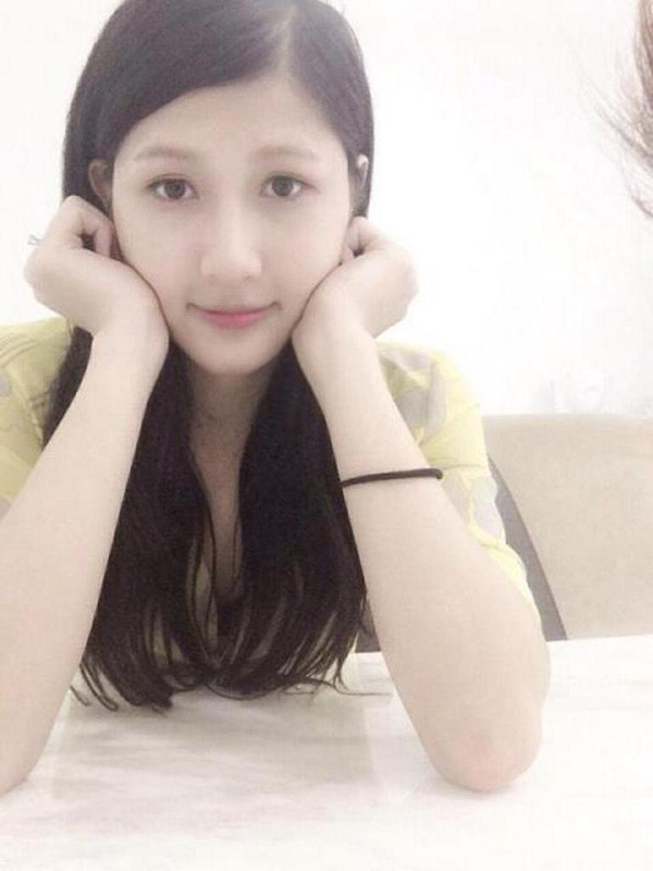 Giới trẻ, cư dân mạng Việt chắc hẳn còn nhớ hot girl chuyển giới Trâm Anh, từng gây chú ý với câu chuyện lột xác “biến hình” từ một chàng trai thô kệch trở thành một cô gái vô cùng xinh đẹp. Trâm Anh cũng gần như là người mở đầu cho “phong trào” phẫu thuật thẩm mỹ, chuyển giới nở rộ trong giới trẻ Việt Nam. Ảnh: Internet.