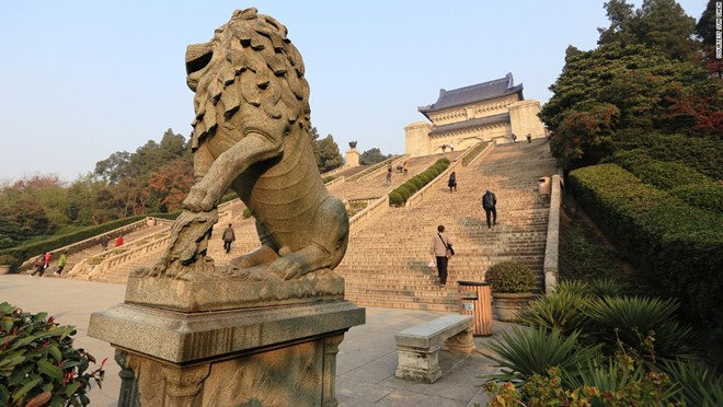 Công viên quốc gia Chung Sơn nằm trên Tử Kim Sơn có nhiều điểm tham quan hấp dẫn, như lăng Minh Thái Tổ, Linh Cốc Tự.