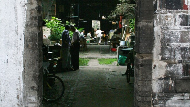 Khi thành phố phát triển với tốc độ chóng mặt, phần lớn các kiến trúc cổ của Nam Kinh đã được dỡ bỏ. Một số ngôi nhà xưa cũ vẫn tồn tại ở phía nam thành phố, nơi ông Chen sinh sống.