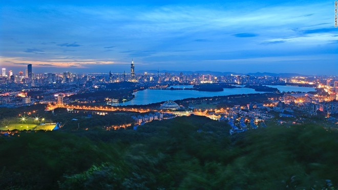 Khung cảnh nhìn từ núi Tử Kim. Ông Chen cho biết ông hay lên đây vào mùa hè.