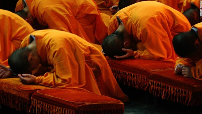 Các nhà sư hành lễ ở đền Kê Minh.