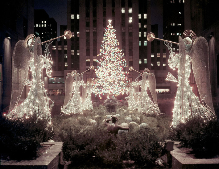 Cây thông Noel ở Rockefeller Center (Mỹ) được chụp vào một buổi tối trong tháng 12, năm 1955. Được hình thành từ năm 1931, nơi đây đã trở thành một trong những hình ảnh không thể thiếu vào lễ Giáng sinh ở đất nước cờ hoa. Ảnh: AP.