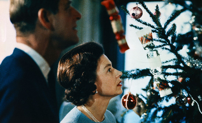 Hình ảnh nữ hoàng Elizabeth Đệ Nhị và hoàng tử Philip ngắm cây thông Noel nhiều màu sắc được ghi lại trong quá trình thực hiện bộ phim tài liệu The Royal Family của đài BBC, năm 1969. Ảnh: Bettmann.