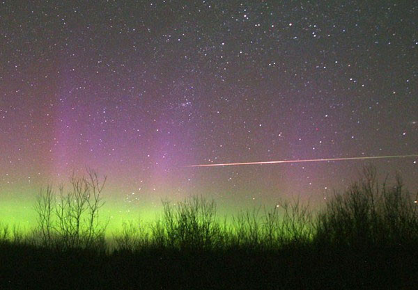 Điểm thú vị của Geminids, đó là sự xuất hiện của các quả cầu lửa “gặm Trái đất” (Earthgrazer). Chúng là các vệt sao băng phát sáng bay ngang và gần như trùng lặp vào đường chân trời.