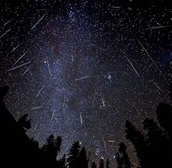 3. Mưa sao băng Leonids: Mưa sao băng Leonids xuất hiện vào khoảng giữa tháng 11 hàng năm (thường từ ngày 13/11 – 21/11). Cơn mưa này xuất phát từ chòm sao Sư Tử (Leo), cộng thêm các vệt sao băng thường tỏa ra thành chùm như bờm sư tử nên được gọi là Leonids.