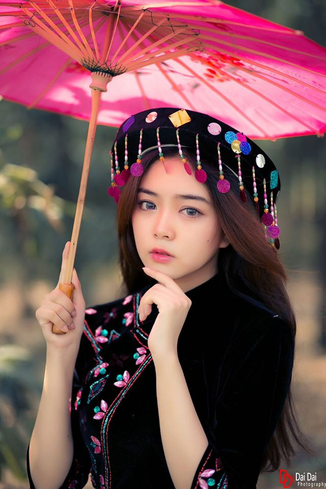 Cô gái gốc Bình Dường có khuôn mặt xinh như búp bê, mặc trang phục của đồng bào dân tộc H'Mông khá phù hợp, làm toát ra một thần thái đặc biệt, cuốn hút người xem ảnh. Bộ ảnh nhận được rất nhiều lời khen của cư dân mạng và những thông tin cá nhân của Thu Hiền cũng được nhiều bạn trẻ quan tâm, tìm hiểu.