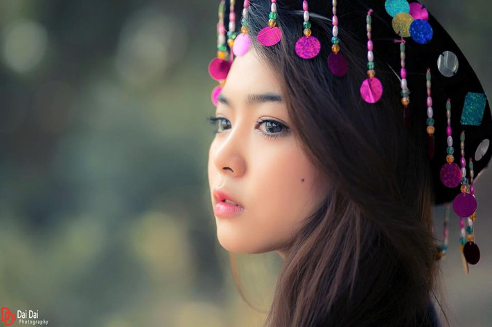 Theo tìm hiểu, " búp bê người H'Mông" xinh đẹp thực chất chỉ là một màn hóa thân của Đinh Thị Thu Hiền - Hiền Tiny, một nữ sinh đến từ Bình Dương. Yêu thích chụp ảnh và những ý tưởng nghệ thuật độc đáo, Thu Hiền đã cùng Dai Dai Photography thực hiện bộ ảnh hóa thân thành cô gái người H'Mông xinh đẹp.