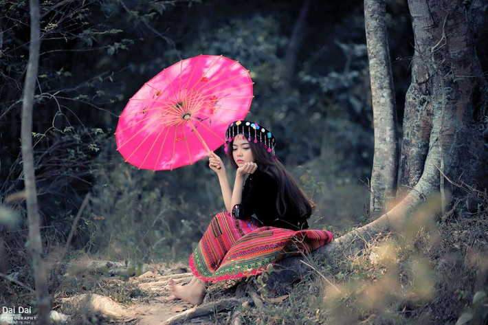 Theo tìm hiểu, Thu Hiền năm nay 19 tuổi, đang là sinh viên năm nhất, chuyên ngành Mầm non, trường Đại học Thủ Dầu Một, Bình Dương. Trước đây khi còn là một nữ sinh của trường THPT Trần Trần Văn Hơn, Bình Dương, Thu Hiền cũng từng được một số trang tin giới trẻ nhắc đến như một nữ sinh vừa xinh đẹp vừa đa tài, năng động.