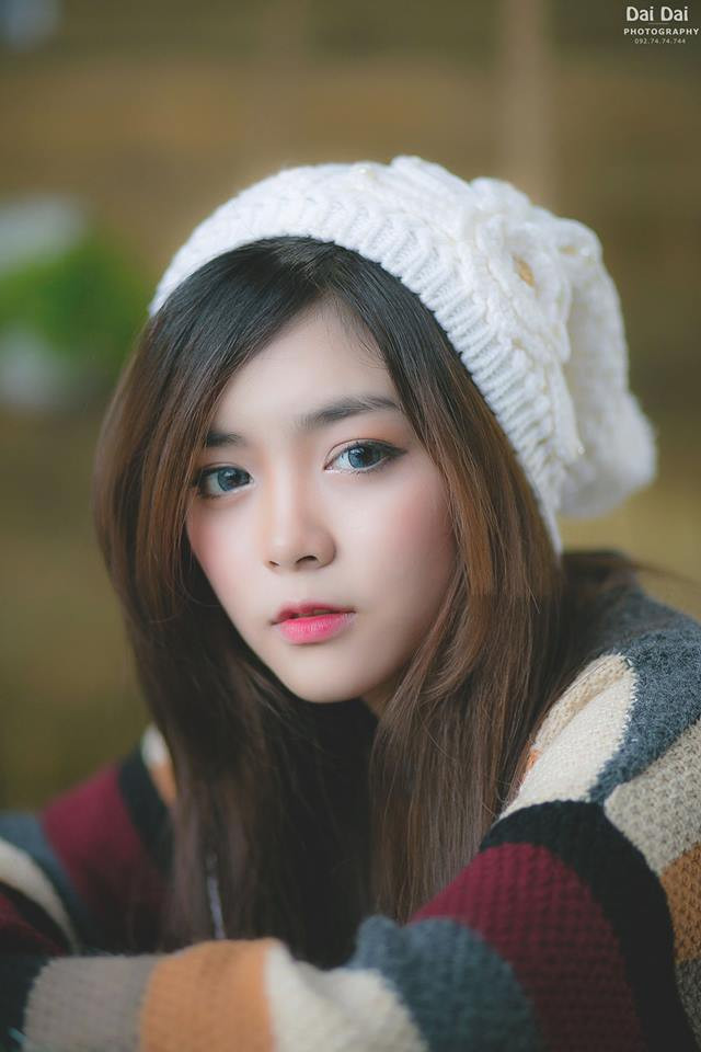 Ngoài thời gian đi học, Thu Hiền có mở một shop online, chuyên bán các sản phẩm làm đẹp cho teen, giới trẻ. Thu Hiền chia sẻ: "Em từng bán giầy dép trên mạng nhưng giờ đã chuyển hẳn sang bán mỹ phẩm. Chất lượng của sản phẩm em luôn đặt lên hàng đầu, nên thường kiểm tra, dùng thử trước cho khách thực sự yên tâm".