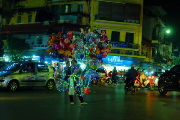 Chỉ còn 2 ngày nữa là chính thức đến Noel. Ghi nhận của chúng tôi, hiện nhiều khu vực đã trang trí chuẩn bị lễ giáng sinh rất hoành tráng và đẹp mắt. Một trong những sản phẩm thu hút người mua trong dịp này là loại bong bóng đèn led. Theo tìm hiểu, loại bong bóng này được gọi với nhiều cái tên như: bóng bay galaxy, bong bóng đèn led, bong bóng phát sáng hay bong bóng 7 màu. Quả bong bóng bình thường được làm bằng chất liệu silicon, nhưng bên trong có hệ thống đèn led, nối thông với dây điện kéo dài ra ngoài, sử dụng bằng pin tiểu. Chỉ cần bấm nút bật là hệ thống đèn led sáng, khi nào tắt là tùy ý người dùng.