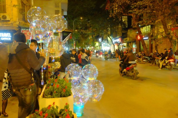“Vì thế không nên cho trẻ chơi các loại bóng bay hydro là cách tốt nhất phòng nguy cơ cháy nổ bóng và bị bỏng do loại bóng này gây nên”, ông Côn khuyên.