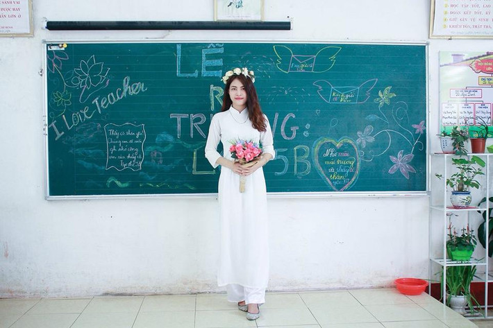 Mê chụp ảnh, thích làm mẫu... mới đây cô giáo Cẩm Vân cũng đã cùng các học sinh của mình thực hiện một bộ ảnh kỷ yếu trong lớp học rất đáng yêu.