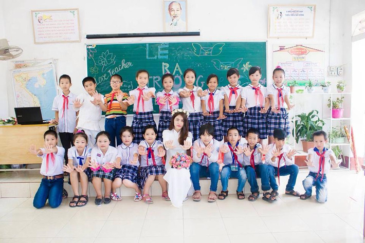 Bộ ảnh nổi bật với khung cảnh lớp học, "lễ ra trường" của lớp 5B rất hài hước. Cùng với vẻ đáng yêu của cả cô lẫn trò, bộ ảnh tạo ấn tượng với người xem và nhận được nhiều lời khen về sự sáng tạo.
