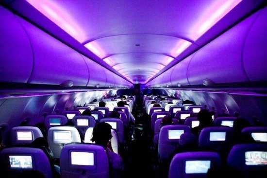 Trước khi hạ cánh vào ban đêm, phi công thường tắt toàn bộ đèn chiếu sáng trên máy bay. Đây là biện pháp “phòng xa” bởi phi hành đoàn muốn mắt của hành khách quen với bóng tối trong trường hợp họ phải sơ tán khẩn cấp sau khi hạ cánh.