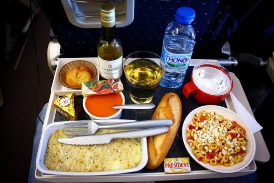 Cơ trưởng và cơ phó của máy bay phải ăn hai khẩu phần ăn hoàn toàn khác biệt và không được phép chia đồ ăn cho nhau. Người ta lo ngại thực phẩm nhiễm khuẩn sẽ ảnh hưởng xấu tới sức khỏe phi công nên buộc họ phải sử dụng các khẩu phần ăn khác nhau để tránh cả hai người cùng bị ngộ độc.