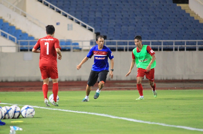 Các cầu thủ tập luyện với một tinh thần nghiêm túc, cố gắng hoàn thành yêu cầu của HLV ở mức độ tối đa.