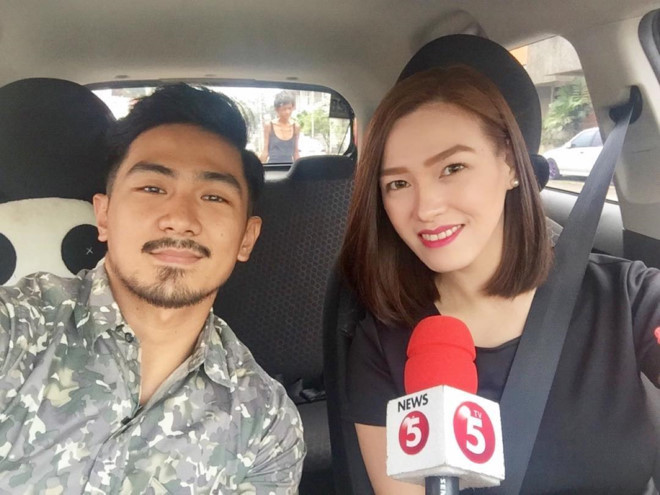 Joyce tốt nghiệp ngành Tâm lý học, từng làm đại diện y tế cho một công ty dược, song cô đã xin nghỉ việc vì quá áp lực. 8 tháng trước, qua sự giới thiệu của một người bạn, cô bắt đầu lái taxi Uber.
