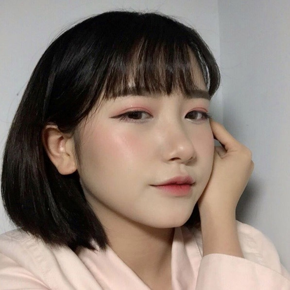 Nữ sinh xinh đẹp trang điểm theo phong cách Hàn.