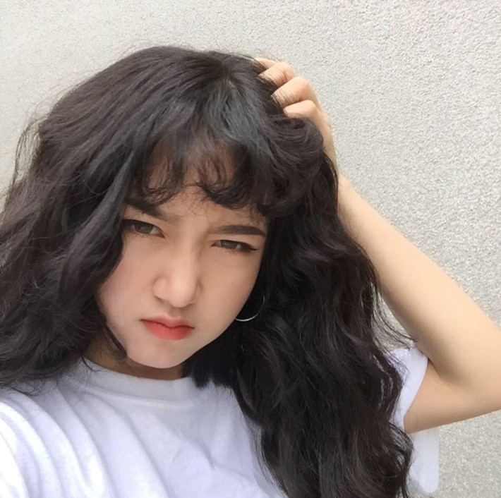 Với ngoại hình nổi bật, cô tham gia làm người mẫu ảnh thời trang và diễn xuất trong video quảng cáo do trường tổ chức. Không chỉ vậy, Nhi còn góp mặt trong các cuộc thi hát, thi hùng biện tiếng Anh tại trường.