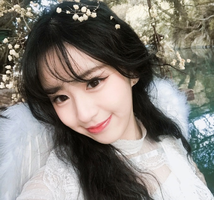 Vài người nhận xét cô có nhiều nét giống với thành viên nhóm nhạc nữ nổi tiếng TWICE - Sana.