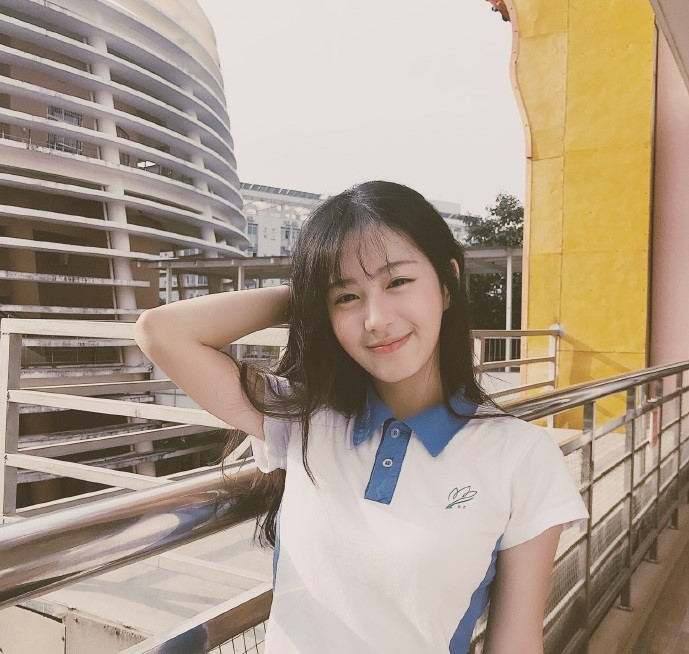 Ngay cả trong bộ đồng phục đơn giản, nhan sắc mỹ nhân của Dabao cũng không hề bị giảm sút. Cô cũng khá nổi tiếng ở trường học.