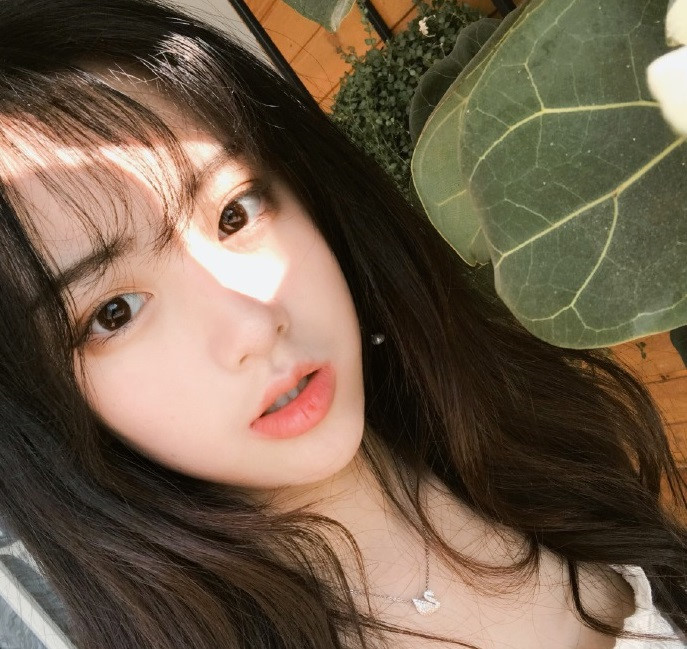 10X sở hữu gương mặt trái xoan, đôi mắt to tròn, chiếc mũi nhỏ nhắn cùng đôi môi căng mọng. Vì thế, chỉ cần trang điểm nhẹ cũng đủ để làm bật lên vẻ xinh xắn, ngây thơ của cô nàng.