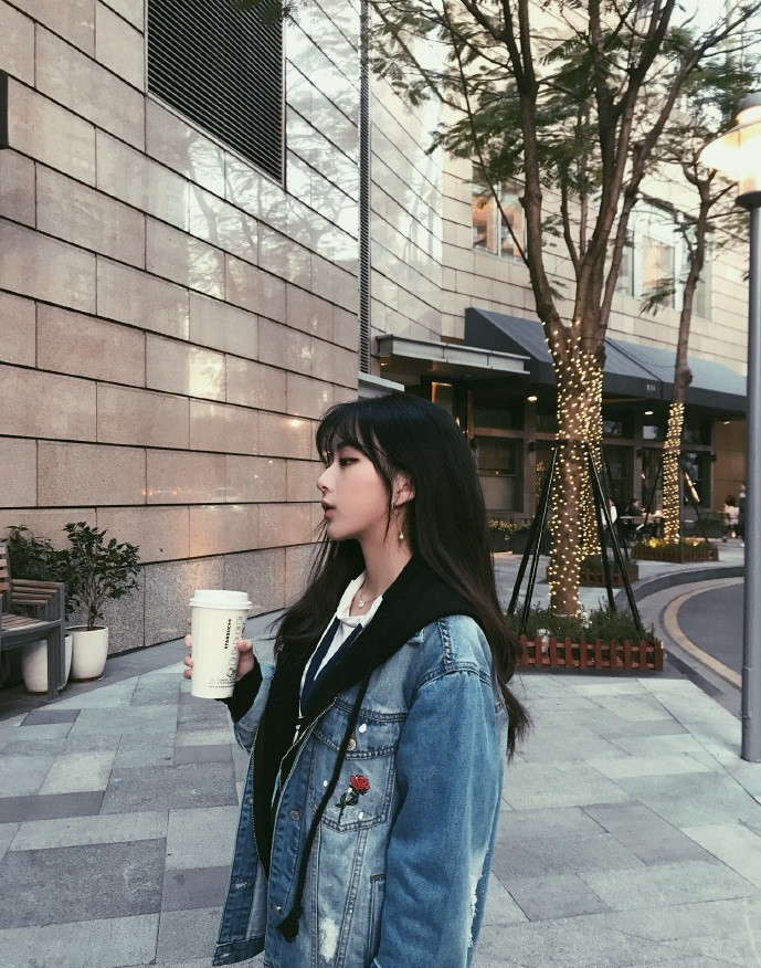 Thời gian rảnh, Dabao thường đến phòng tập nhảy, làm bài tập hoặc dạo quanh phố phường chụp vài bức ảnh đăng tải lên mạng xã hội.