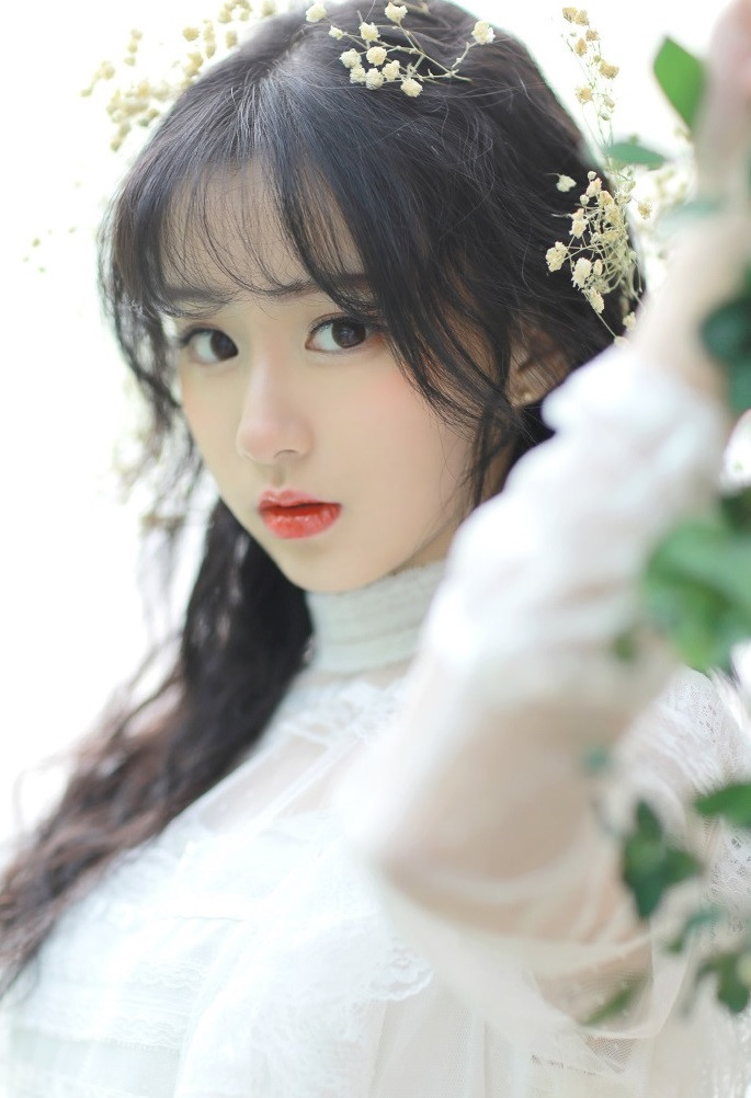 Vốn đã có gương mặt ưa nhìn với những đường nét thanh tú, khi khoác lên mình bộ váy trắng muốt, Dabao toát lên vẻ đẹp thoát tục của một thiên thần đến từ bầu trời trong xanh, mang phước lành đến cho mọi người.