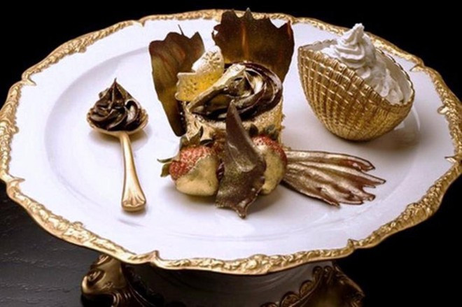 Bánh phượng hoàng vàng (Golden Phoenix) giá 1.000 USD một chiếc: Đây là một trong những loại cupcake đắt nhất thế giới. Bánh được làm từ bột mì nguyên chất, bơ mịn nhất nhập từ Anh, đậu vani của Uganda cùng loại chocolate hảo hạng Amedei Porcelena, sau cùng được phủ một lớp vàng 23 kara.