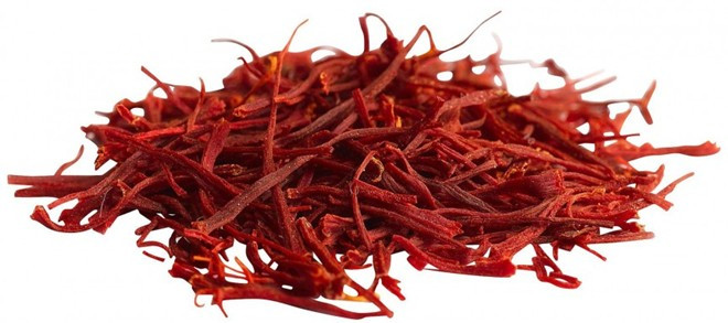 Nhụy hoa nghệ tây có giá 1.500 USD/ 453 gram: Mỗi bông hoa nghệ tây chỉ có 3 đầu nhụy. Người ta phải cẩn thận lấy nhụy và sấy khô, vì vậy loại gia vị này có giá cao, khiến món ăn có hương vị tuyệt ngon.