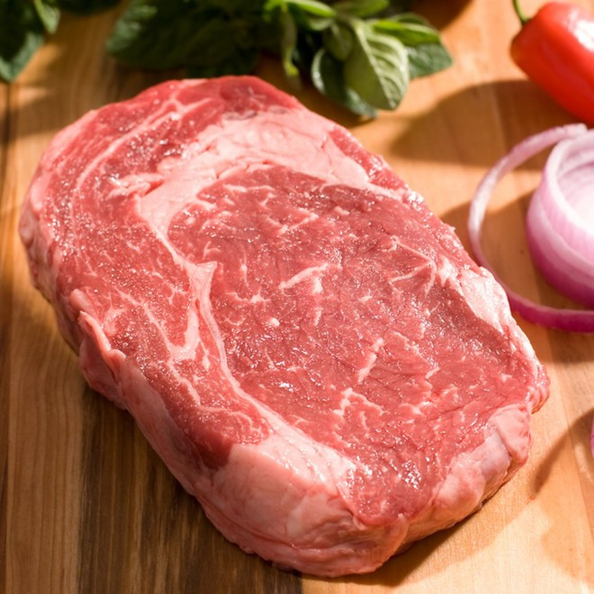 Bò Wagyu giá 250 USD/ miếng: Loại bò rất hiếm này có xuất xứ từ Nhật Bản. Chúng được massage và cho uống bia thường xuyên để thư giãn. Thịt bò Wagyu có kết cấu mềm mại và hương vị thơm ngon đặc biệt.