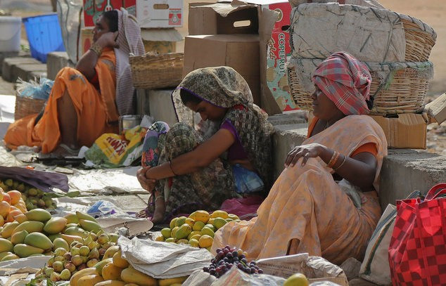 Cô bán trái cây tranh thủ chợp mắt khi chờ khách ở thành phố Hyderabad, bang Andhra Pradesh. Người già, phụ nữ mang thai, trẻ em mẫn cảm với nắng nóng nhất. Chính quyền khuyến cáo người dân không nên ra đường vào thời điểm nắng gắt, đồng thời nghỉ ngơi trong bóng râm. Ảnh: Daily Mail.