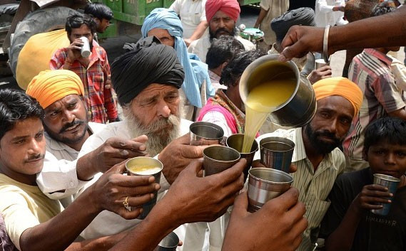 Tình nguyện viên phát nước ngọt cho người dân tại thành phố Amritsar, bang Punjab. Ảnh: Getty.