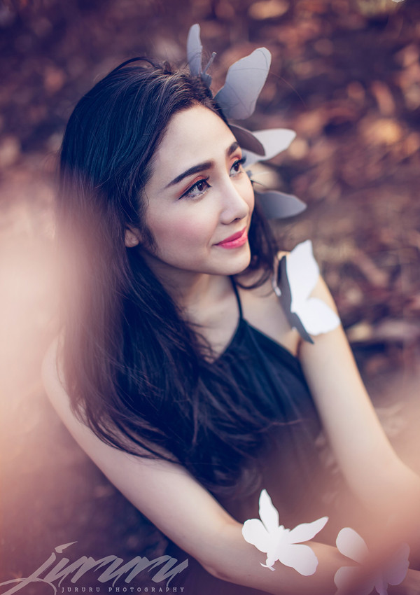 Điểm mạnh cô gái quê Lâm Đồng là sự tự tin, vẻ đẹp thanh thoát cùng gương mặt đẹp không tì vết, dễ gây ấn tượng ở nhiều góc cạnh.