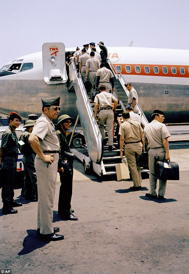Binh sĩ Mỹ xếp hàng rời máy bay rời Sài Gòn. Ảnh: AP.