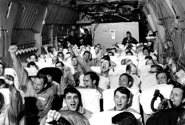 Lính Mỹ hân hoan khi trở về Mỹ trong chuyến bay cất cánh ngày 12/2/1973 từ Hà Nội. Ảnh: DoD.