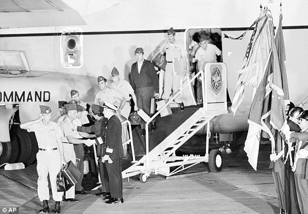 55 lính Mỹ cuối cùng rời Việt Nam trên máy bay C-141 của Không quân Mỹ. Họ được chào đón ở căn cứ không quân Travis (Mỹ) ngày 30/3/1973. Ảnh: AP.