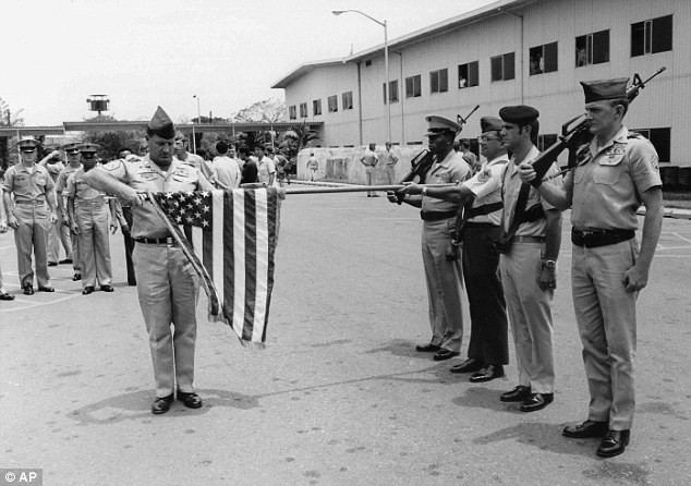 Ngày 29/3/1973, quân đội Mỹ chính thức cuộn quốc kỳ tại Sài Gòn, đánh dấu sự kết thúc cho chiến dịch can thiệp quân sự trực tiếp vào miền nam Việt Nam. Ảnh: AP.