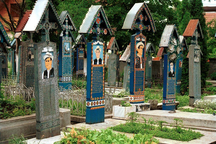 Cái chết không phải lúc nào cũng bi thảm, ít nhất là ở nghĩa trang Merry tại Sanpanta, Romania. Để tưởng nhớ người chết, người ta đã dựng lên các tấm bia mộ bắt mắt với màu xanh da trời chủ đạo. Ảnh: Getty.