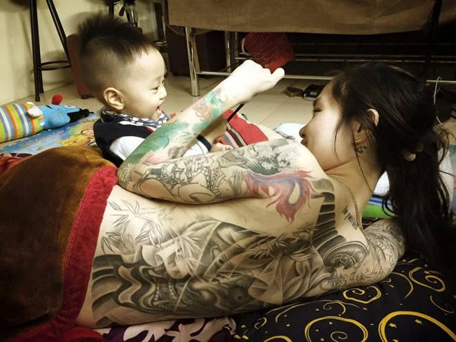 Có thể nhận thấy, ngày nay xăm hình đã trở thành sở thích của rất nhiều bạn trẻ Việt. Không chỉ riêng cánh mày râu, nhiều chị em phụ nữ cũng rất "máu me" với bộ môn nghệ thuật đầy đau đớn này. Trên các trang mạng xã hội, xuất hiện nhiều hơn hình ảnh của các cô gái có tấm lưng xăm trổ kín mít, vô số cuộc truy lùng được mở ra để tìm kiếm chủ nhân của chúng.