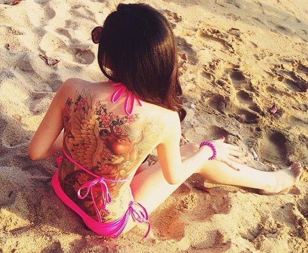 Không ngần ngại khoe hình xăm khủng trên bãi biển cùng bộ bikini nóng bỏng. Tấm lưng đặc biệt của cô gái trẻ đã trở thành chủ đề bàn tán của rất nhiều người xung quanh.