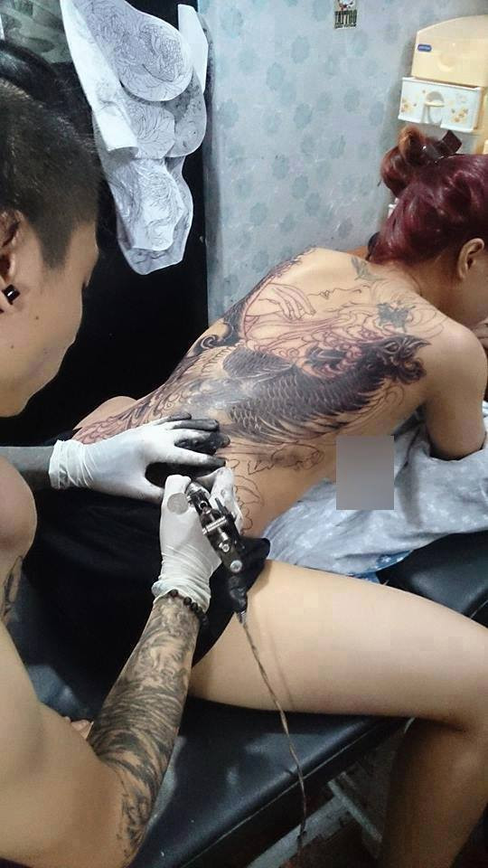 Để có được tấm lưng xăm đẹp, các cô gái phải chịu đau hàng giờ để các thợ xăm dùng kim xăm vẽ hình và dạm mực. Có những trường hợp hình xăm quá to, thợ xăm phải tiêm thuốc gây mê hạn chế đau đớn cho người xăm. Một hình xăm to như thế này, phải mất gần 1 ngày.