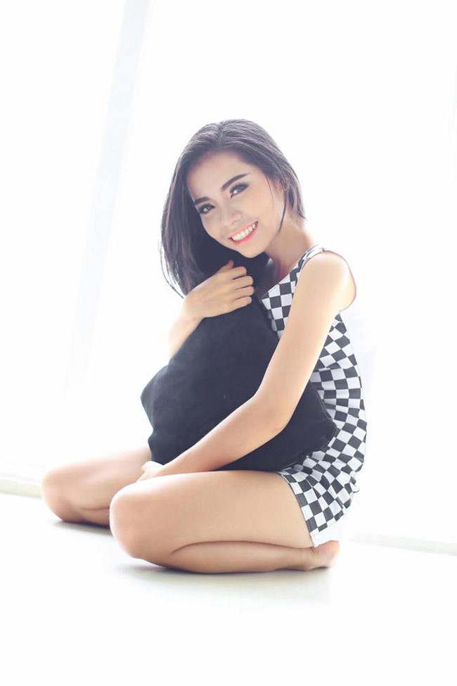 Không chỉ xinh đẹp, Ngọc Hiền còn là một cô gái thông minh, tài giỏi. 22 tuổi, cô là chủ của ba shop thời trang online. Tuy nhiên, Ngọc Hiền đã không có duyên với bạn trai được ghép đôi. Hai người chỉ gặp mặt một lần ngoài đời sau khi bấm nút. Hiện tại, Ngọc Hiền đang hạnh phúc bên người chồng Tây điển trai, tài giỏi.
