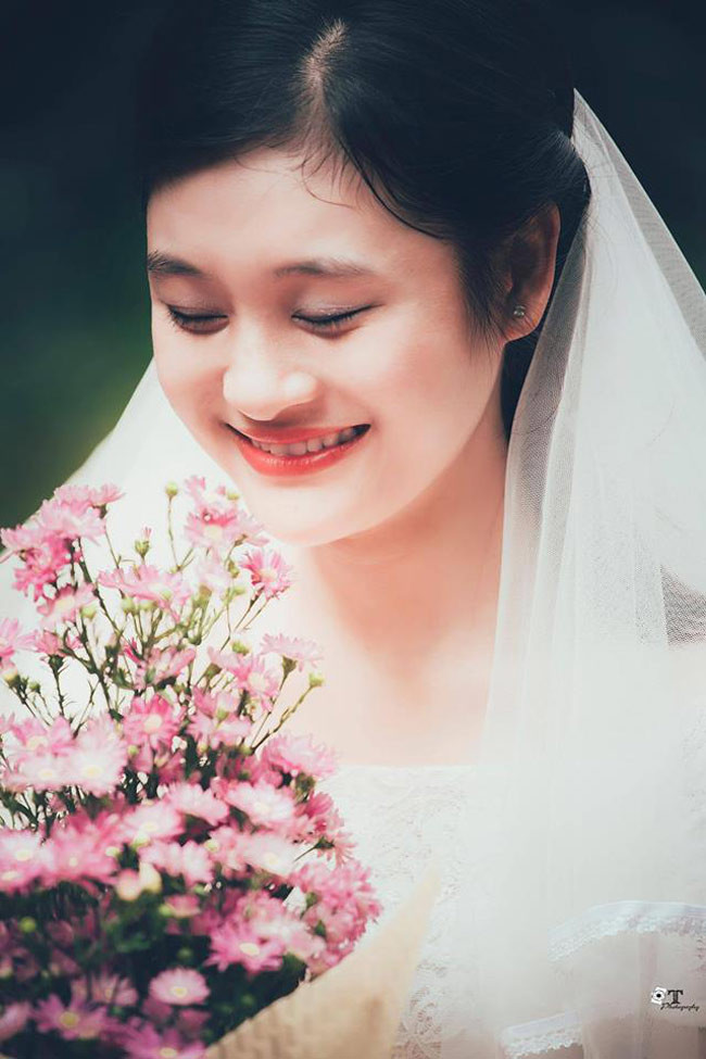 Bùi Quế (25 tuổi, quê gốc Nghệ An, làm việc tại TP.HCM) từng khiến chàng lính không quân "run rẩy" khi vén màn. Dù ăn vận giản dị nhưng Bùi Quế vẫn gây ấn tượng bởi gương mặt xinh đẹp và nụ cười tươi rói. Trước mọi chia sẻ của đối phương và người thân Bùi Quế đều dùng nụ cười đáp lại. Cô thể hiện mình là người dịu dàng, hiểu chuyện và không kém phần sắc sảo.