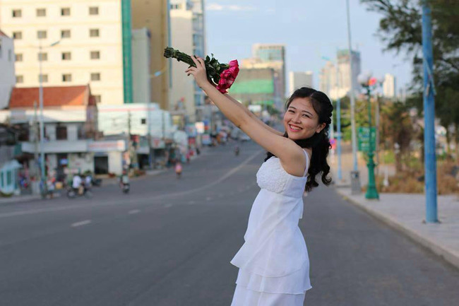 Trần Minh Nguyệt (26 tuổi) được mệnh danh là "mỹ nữ Vũng Tàu" khi xuất hiện trong chương trình Bạn muốn hẹn hò. Minh Nguyệt còn giỏi tiếng Anh và biết chơi đàn ghi ta. Cô chinh phục bạn trai bên kia tấm rèm bằng sự thẳng thắn và cách nói chuyện thông minh.