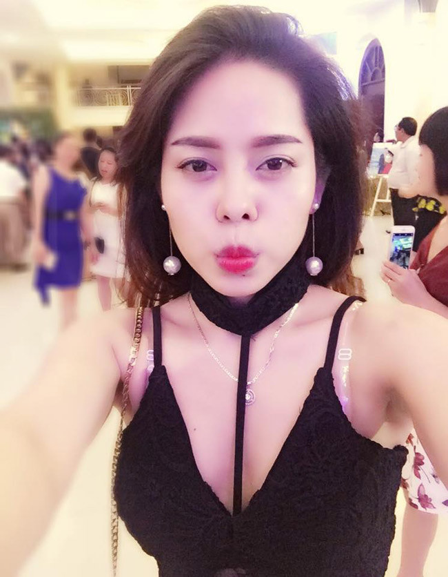 Cách đây không lâu, Phùng Tư (28 tuổi, Hải Phòng) gây xôn xao "Bạn muốn hẹn hò" bởi chia sẻ thích đàn ông gia trưởng và thích làm dâu. Đằng sau những phát ngôn "khác người" ấy, cô nàng còn được chú ý bởi ngoại hình xinh đẹp, vóc dáng cao ráo. Nụ cười tươi tắn giúp cô gái Hải Phòng được nhận xét là trẻ hơn tuổi.