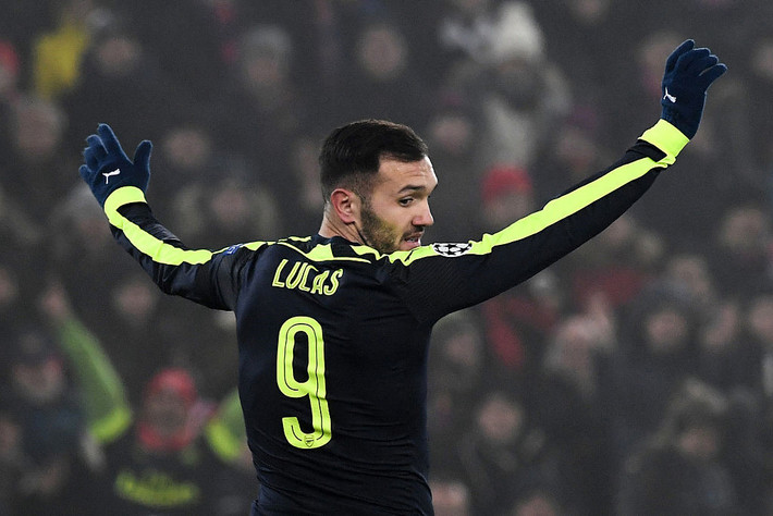 10. Lucas Perez (số trận: 11, bàn thắng: 1, danh hiệu: 1): Liên tục bị NHM Arsenal gây sức ép trong kỳ chuyển nhượng hè 2016, Arsene Wenger buộc phải "chữa cháy" bằng bản hợp đồng trị giá 17 triệu bảng từ Deportivo. Kết quả của cuộc "hôn nhân vội" sau một mùa giải thì ai cũng thấy rõ. Perez hoàn toàn không phù hợp để thi đấu tại Premier League và đã phải trao trả áo số 9 cho tân binh Alexandre Lacazette.