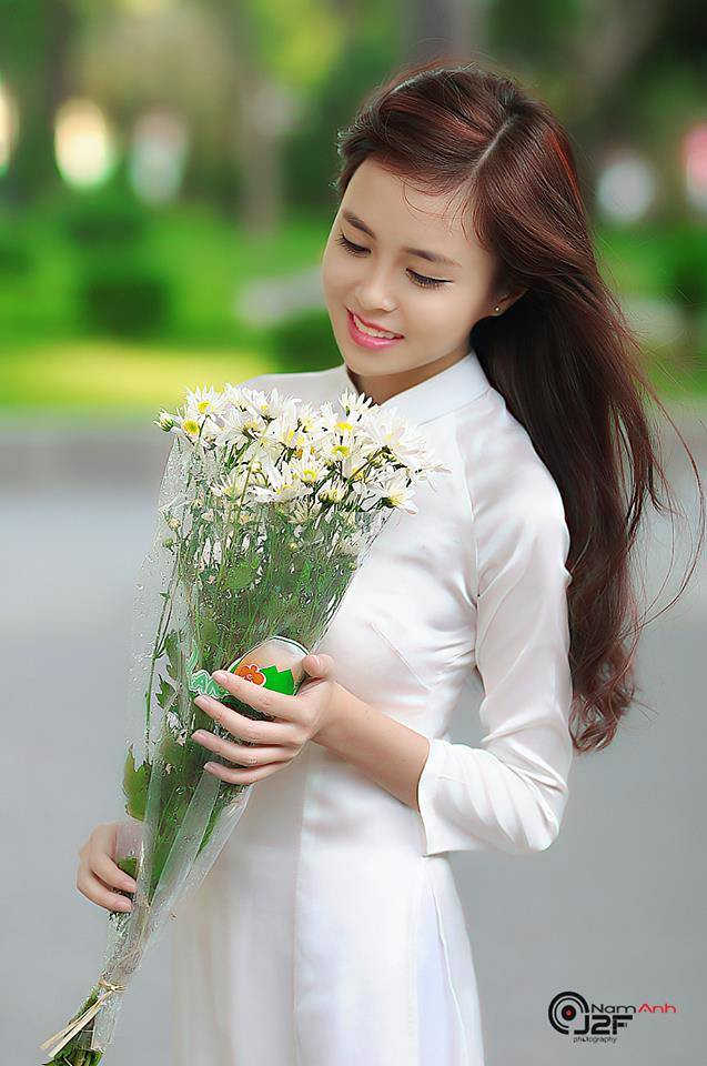 Với nhiều bạn trẻ, "nữ sinh Bách Khoa" thoáng nghe đã là một điều gì đó rất thú vị. Đơn giản, trường Đại học Bách Khoa vốn được coi như "lãnh địa của nam giới", luôn rất hiếm nữ sinh và các nữ sinh viên của trường luôn học những ngành ít nhiều có liên quan đến máy móc, cơ khí, công nghệ...