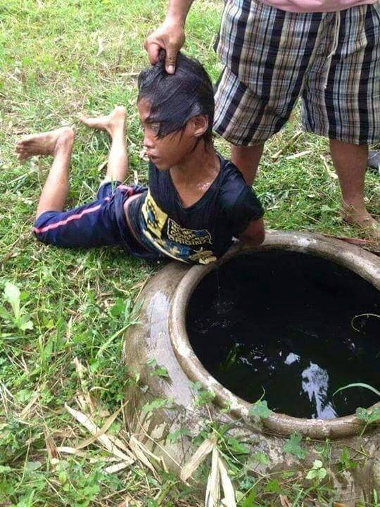 Đứa trẻ trong vụ việc này được cho là đã ăn trộm một quả dừa. Hành động dại dột kiểu trẻ con này được dư luận khẳng định là không đáng để phải hứng chịu cơn thịnh nộ, màn hành hạ, đánh đập quá dã man như những gì đã được phản ánh trong những bức ảnh. Cảnh cậu bé gầy gò, ốm yếu đang bị trói tay lôi vào chum nước đen ngòm, bẩn thỉu có tác động mạnh, khiến nhiều người phải rơi nước mắt.